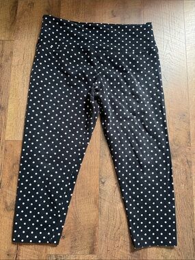 Black Polka Dot Capri Leggings - White Dot Print